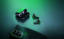 Die Razer Hammerhead True Wireless X liegen neben dem Smartphone