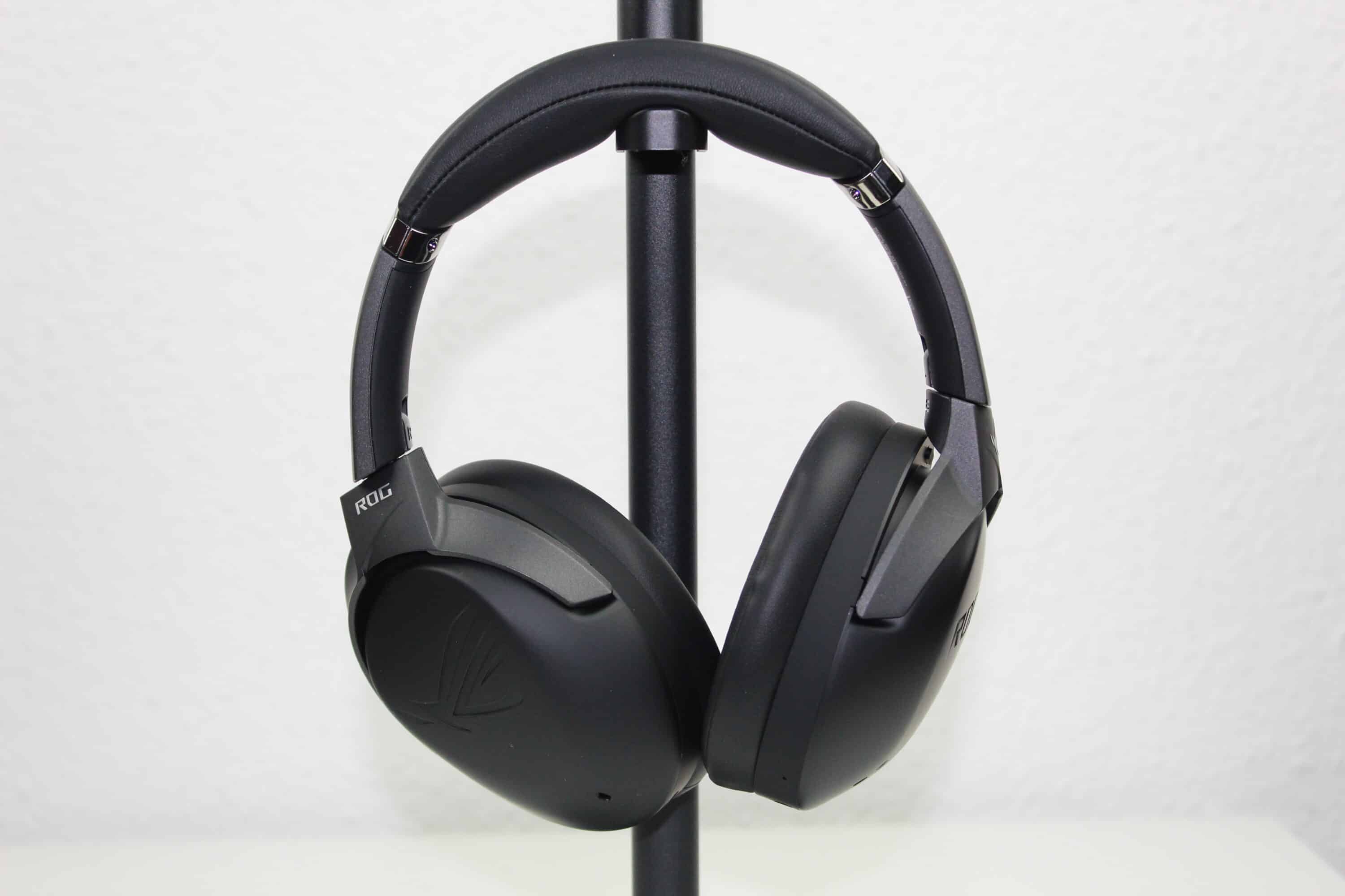 ROG Strix Go BT hängend Frontansicht