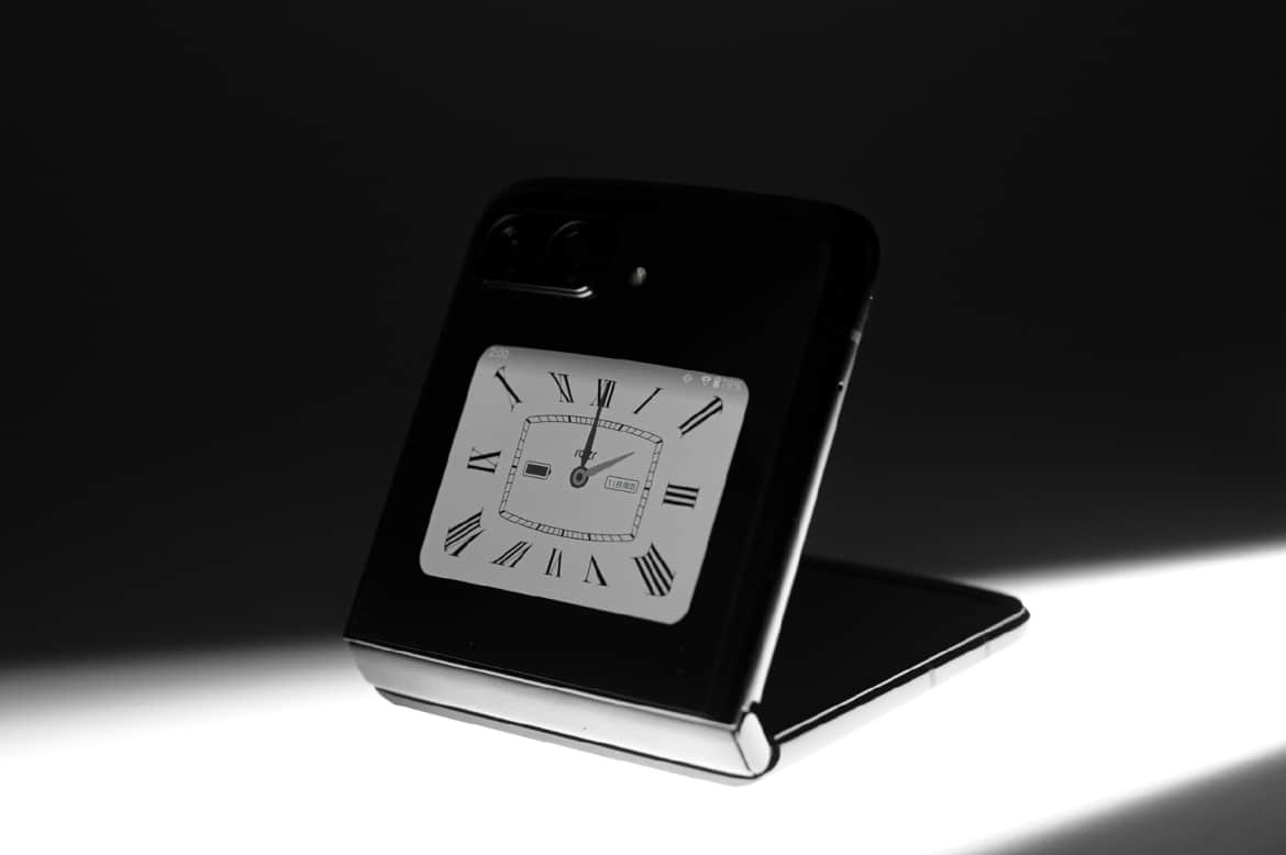 Motorola X30 Pro und Razr 2022: Bild zeigt das Außendisplay des Razr 2022