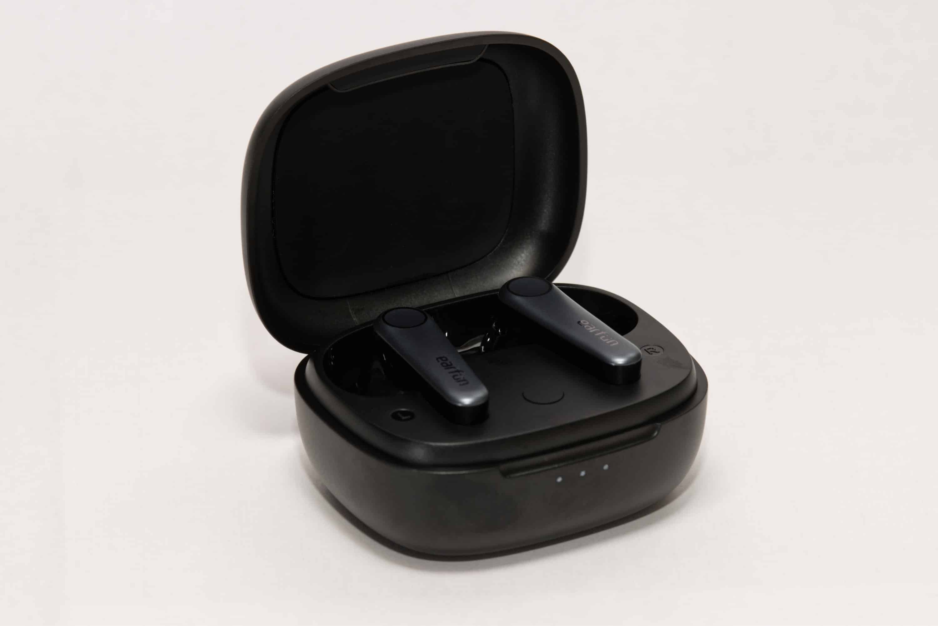 Geöffnete Ladebox mit EarFun Air Pro 3