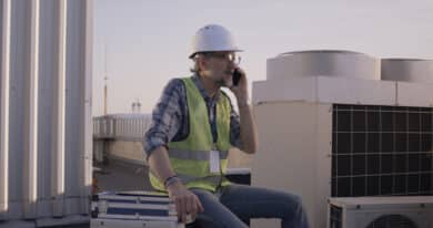 Arbeiter mit Bautellen Handy