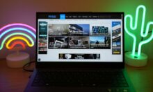 Medion E15443 Test: Foto zeigt das neue Notebook von Medion mit der geöffneten Basic-Tutorials-Website