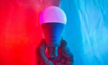 WiZ Lampen Test mit blauem und rotem RGB Licht