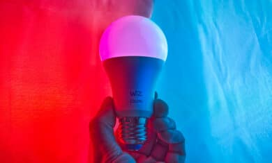 WiZ Lampen Test mit blauem und rotem RGB Licht