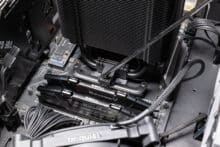 Tightening the front mounting screw of the Dark Rock 5