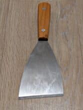 A metal scraper to separate the printed material from the printing platform