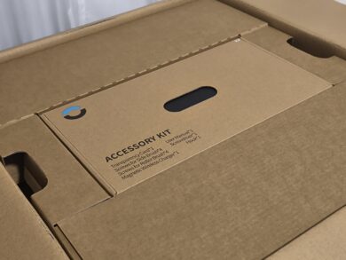 When we open the box, the accessories await us.