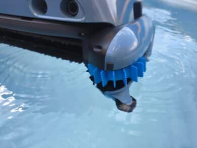 Deposits on edges and corners can be easily removed with the double-sided brushes.