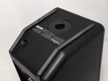 35 mm flange for tripods and removable battery compartment