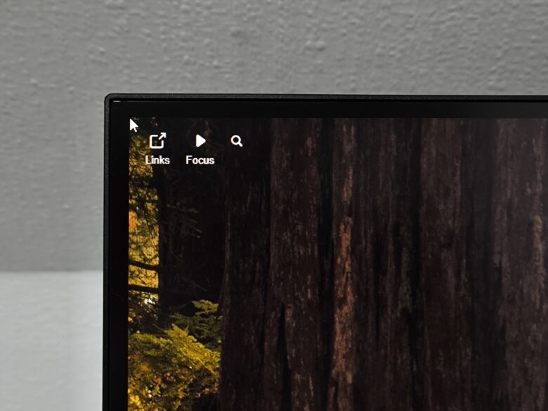 A thick rim on the upper sides is striking.