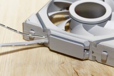 Lian Li Uni Fan SL Wireless LCD with cable connection