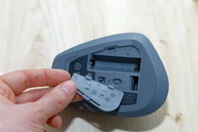 Battery compartment cover of the Cherry Stream Desktop Comfort mouse