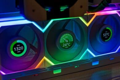 Lian Li Uni Fan SL Wireless LCD with illumination and sensor displays