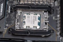 Screwed mounting brackets on the AM5 socket