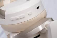 Controls and USB port of the W830NB under the right ear cup