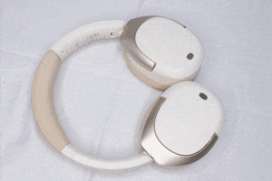 Headphones laid flat thanks to swivel ear cups