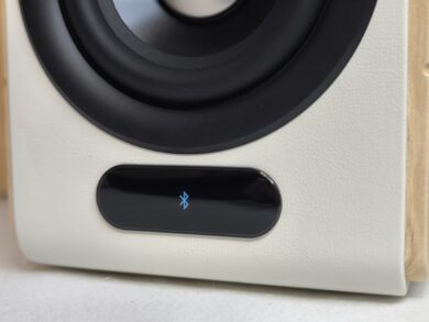 OLED display with automatic dimming function