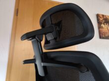 Height and depth-adjustable headrest
