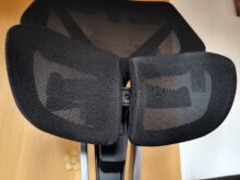 Self-adjusting lumbar support