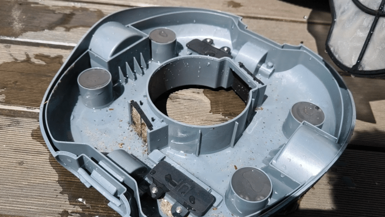 Any dirt ends up in the hull of the Pleco SE.