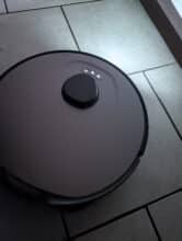 3i P10 Ultra travels over tiled floors in the dark with activated LED lighting