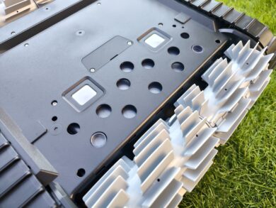 Metal contacts for charging