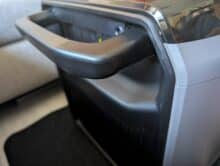 Fold-out carrying handle of the EcoFlow Glacier Classic 35L in detail