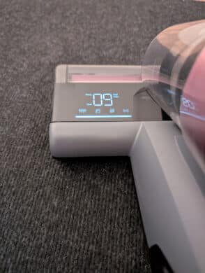 LED display of the Jimmy BX8 with active strong mode, dust index 09 and symbols