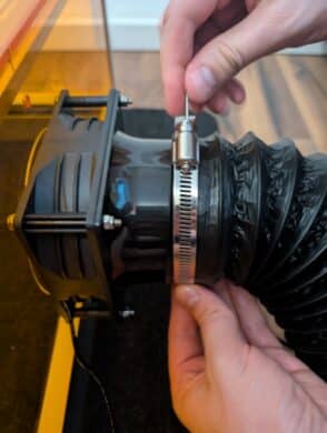 The suction unit is attached with a hose clamp - simple and stable.