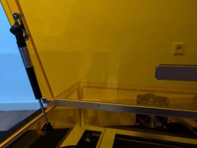 Gas pressure spring of the TOOCAA L2 on the open acrylic flap - ensures smooth opening and closing