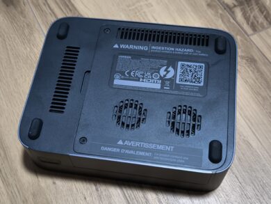 There are two more fans and air inlets on the underside.