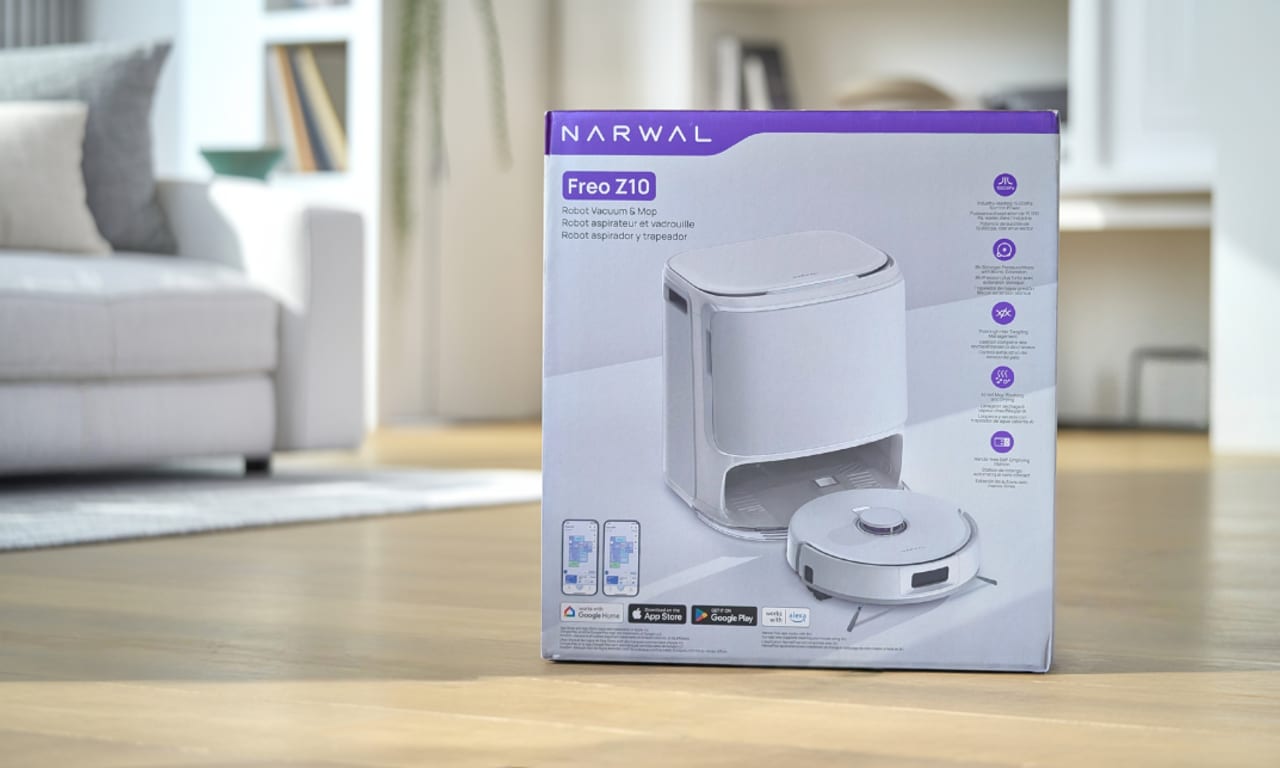 Packaging of the Narwal Freo Z10 vacuum and mopping robot