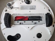 Underside of the Roborock Qrevo CurvX with closed brush cover and mounted side brush