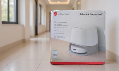 Packaging of the Roborock Qrevo CurvX robot vacuum cleaner in a hallway