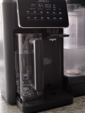 The carafe is automatically filled with water.