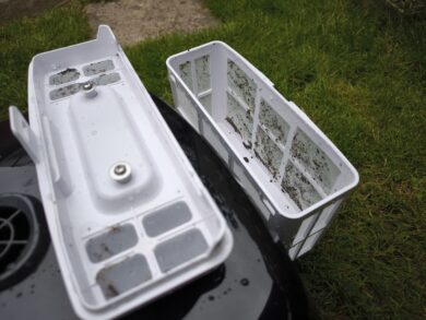 The filter basket cannot be opened, but it can be completely removed.