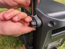 Structure of the hand truck for the DJI Power 2000 with locking screw